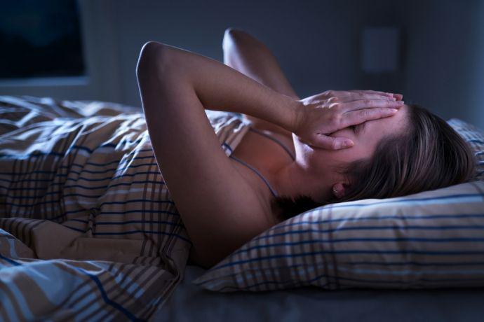 Frau schläft schlecht wegen Feuchtigkeit
