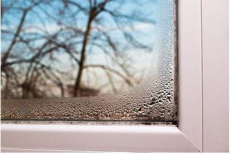 Condensation sur la fenêtre de la chambre