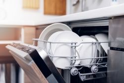 Spülmaschine mit sauberem Geschirr ist geöffnet