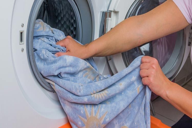 Bereiten Sie Ihre Textilien mit dieser Mischung gegen Schimmel vor, bevor Sie sie in die Waschmaschine geben. 