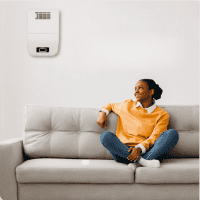 Ein Luftbehandlungssystem von Murprotec hÃ¤ngt im Wohnzimmer