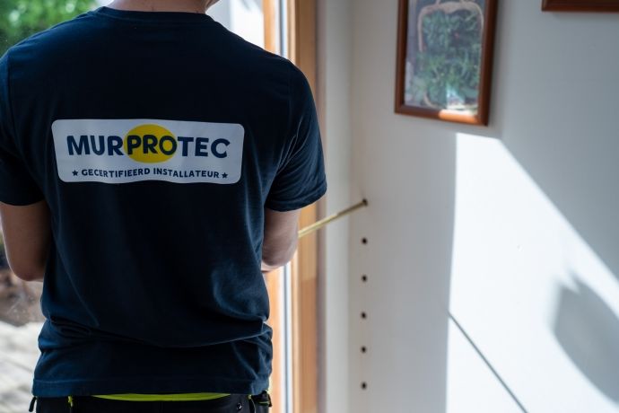 Ein Murprotec-Feuchtigkeitsexperte führt eine Behandlung von aufsteigender Feuchtigkeit durch.