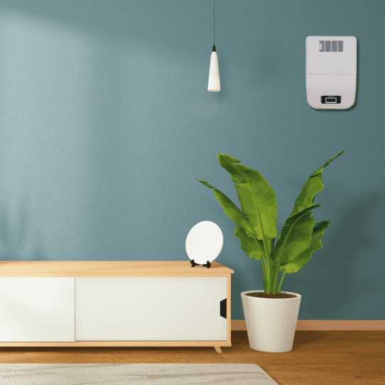 Ein Luftbehandlungssystem von Murprotec hängt in Ihrem Wohnzimmer an der Wand.