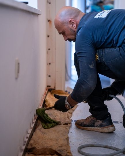 Un expert en humidité de Murprotec rend des murs intérieurs étanches