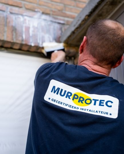 Un expert en humidité rend des murs extérieurs étanches