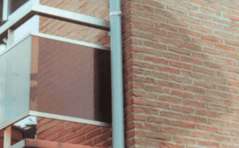 Une façade envahie de taches d’humidité. 