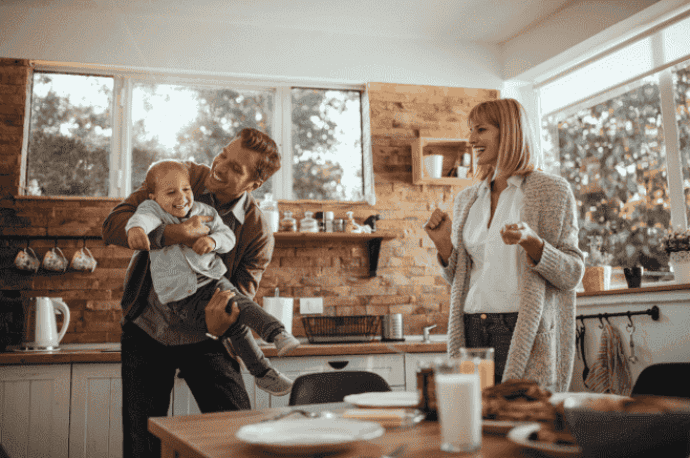 Eine glückliche Familie genießt eine gesunde Wohnung.