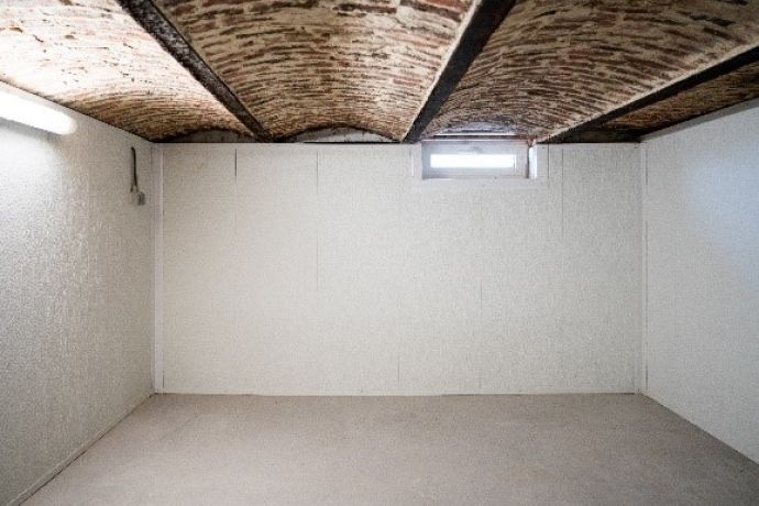 Bodendrainage und Wanddrainage mit Verkleidung aus Aluminiumpaneelen von Murprotec