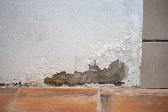 La peinture s’écaille à cause de l’humidité dans la maison