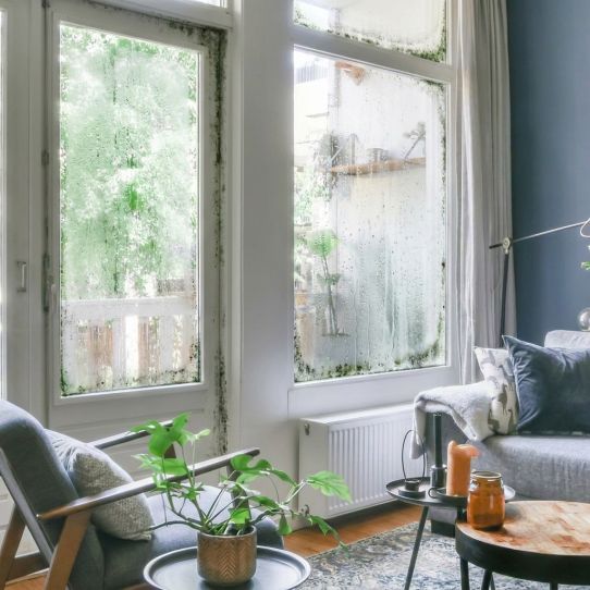 Condensation sur le côté intérieur d’une vitre 