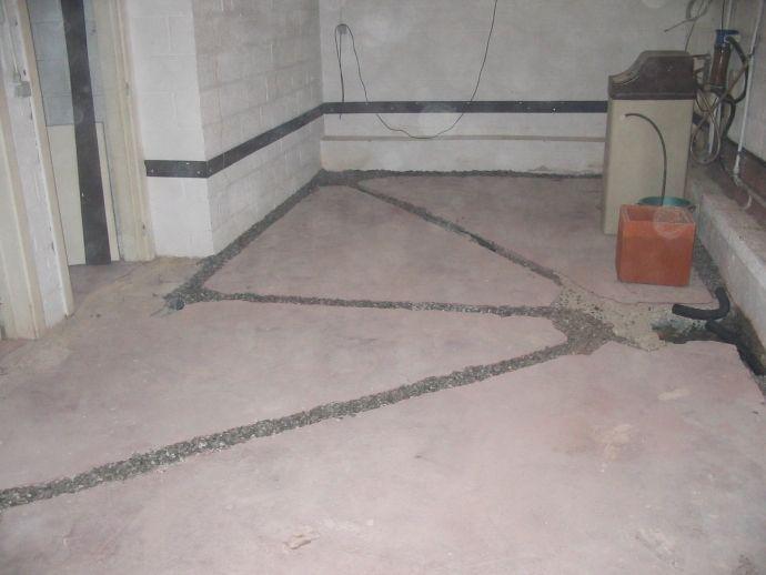 Boden eines Kellers, in dem Drainagerohre fÃ¼r die EntwÃ¤sserung verlegt wurden
