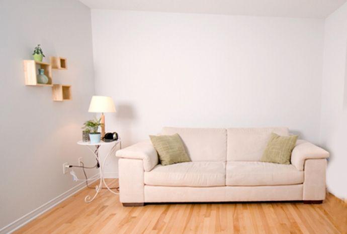 Photo dâ€™un salon agrÃ©able avec des murs blancs et propres aprÃ¨s un traitement contre la condensation