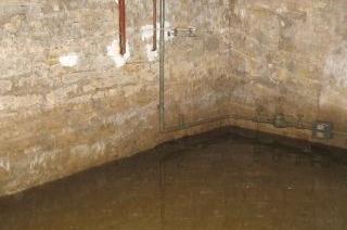 Feuchter Keller mit einer Wasserschicht auf dem Boden