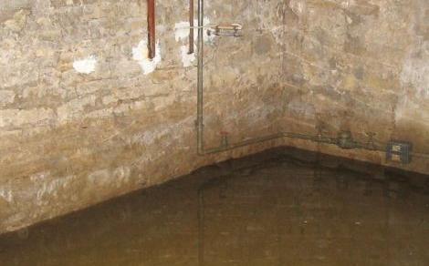 Feuchter Keller mit einer Wasserschicht auf dem Boden 