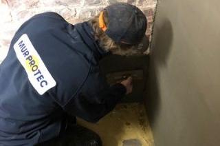 Un collaborateur de Murprotec procède   l’étanchement de la cave au moyen d’un cuvelage