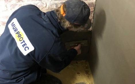 Ein Murprotec-Mitarbeiter dichtet den Keller mit einer Verschalung ab.