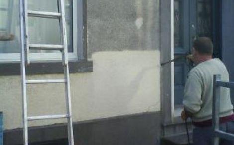 Ein Murprotec-Spezialist imprÃ¤gniert eine feuchte Fassade.