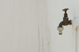Ein Leck kann Feuchtigkeitsflecken an Ihrer Wand verursachen