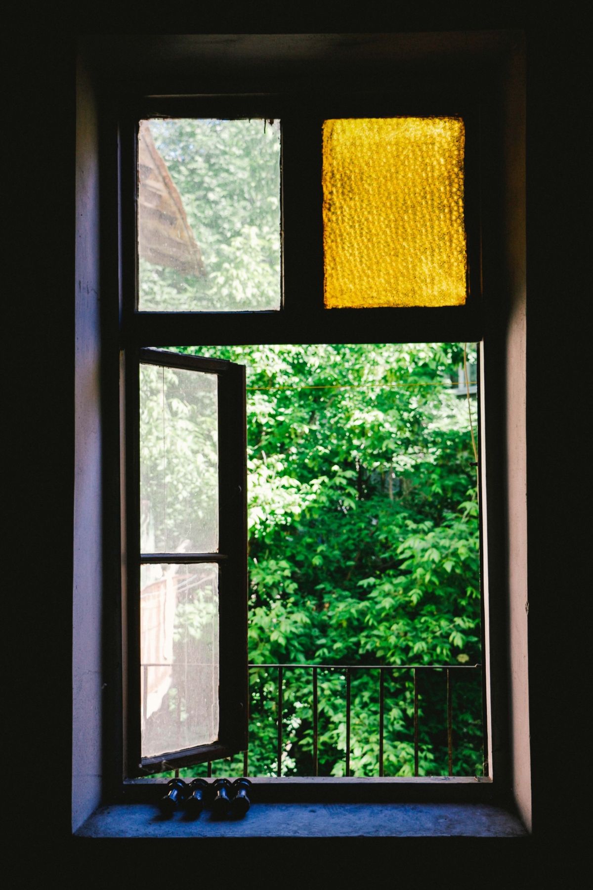 Offenes Fenster in einem Haus  