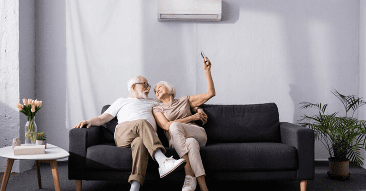 Couple Ã¢gÃ© assis sur le siÃ¨ge active le systÃ¨me de ventilation