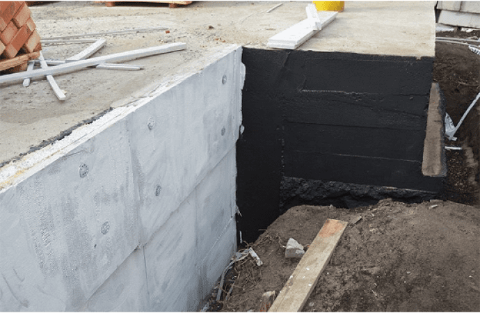 Es ist wichtig, dass die Fundamente Ihres Hauses überprüfen zu lassen, um Feuchtigkeit an den Wänden zu vermeiden. 
