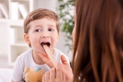 Kind beim Arzt nach gesundheitlichen Problemen als Folge von Schimmel im Haus