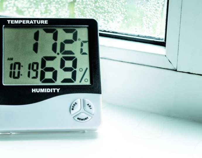 Hygrometer misst hohe Luftfeuchtigkeit im Haus 