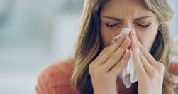 vrouw niest door het sick building syndrome 