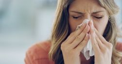 vrouw niest door het sick building syndrome 
