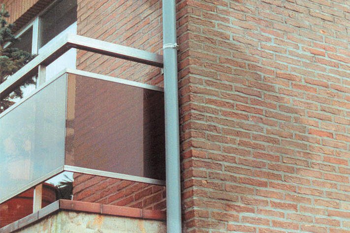 Infiltration pluviale qui laisse une grande tache d’humidité au coin d’une façade Infiltration pluviale qui laisse une grande tache d’humidité au coin d’une façade